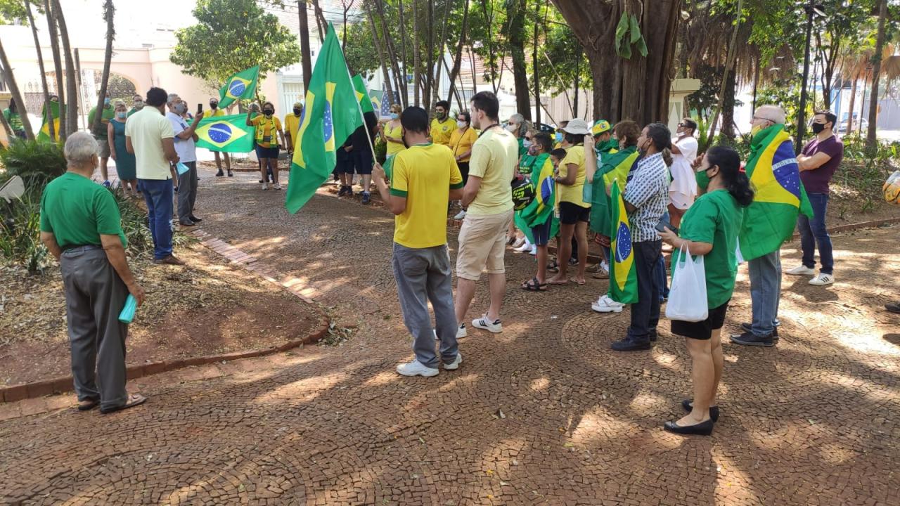 Foto 3 de 31 — Manifestantes fazem ato pró-Bolsonaro na Praça da Independência; veja imagens